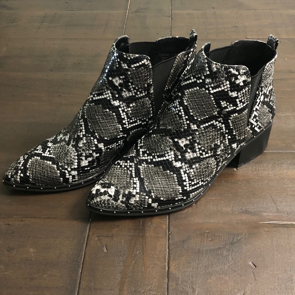 Bar III Boot’s snake pattern women mini boots - Picture 3 of 13
